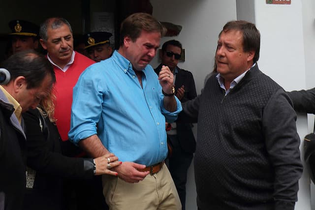 Llanto de emoción del intendente del Bolsón ante los vecinos de la localidad luego de reponer las banderas ultrajadas por manifestantes