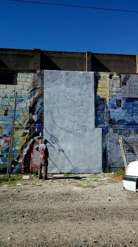 Continúan con la restauración del mural de Karen Álvarez