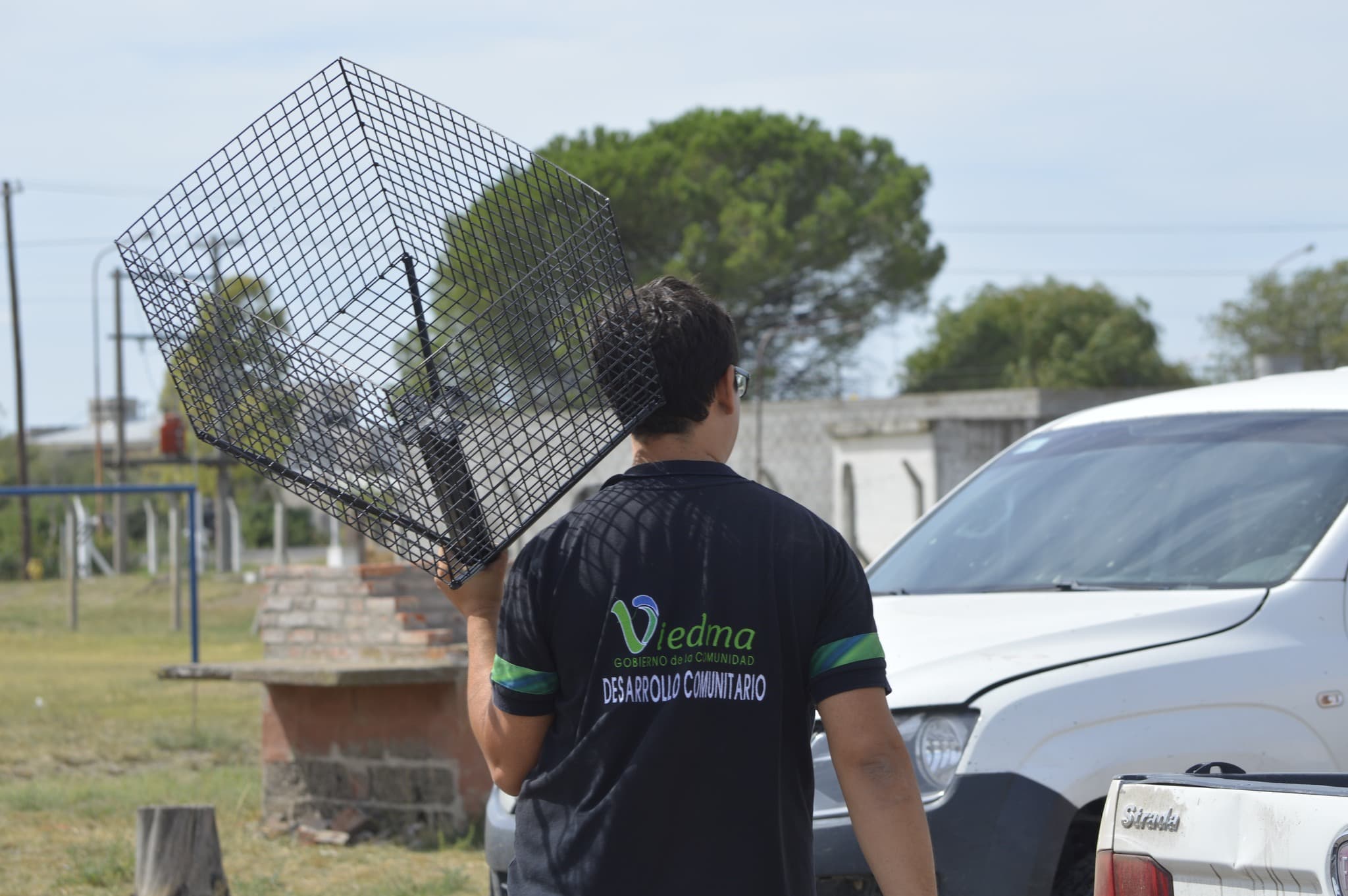 Entregaron 100 cestos de basura a vecinos del barrio El progreso de Viedma hechos por presos