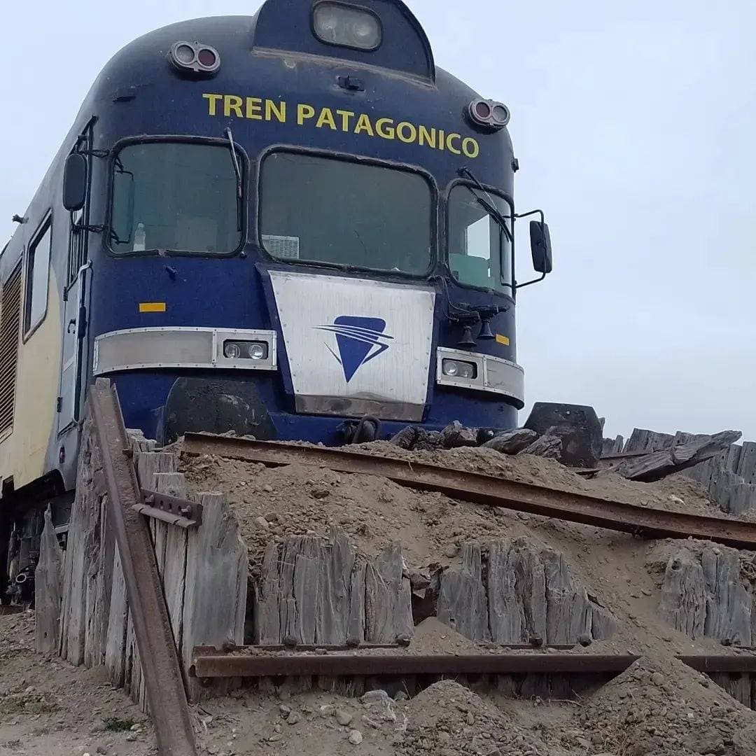 Se quedó sin frenos e impactó contra un paragolpes una formación del Tren Patagónico