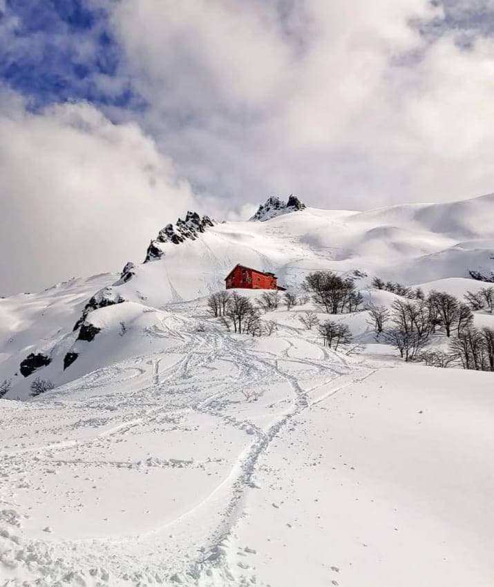 Un muerto, un herido con hipotermia y un desaparecido por una avalancha en el cerro López de Bariloche