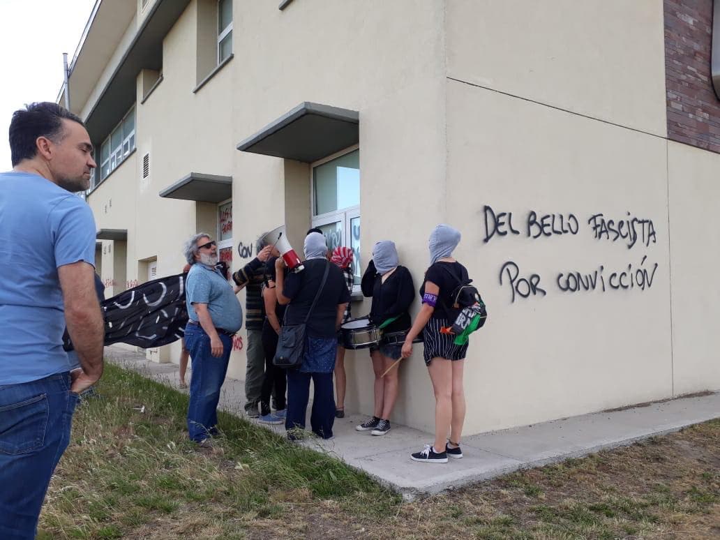 Un pequeño grupo de mujeres con sus caras cubiertas intentó tomar la Universidad de Rio Negro en Viedma