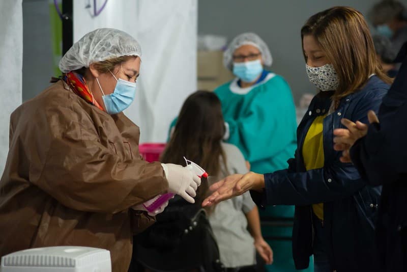 Carreras junto a Zgaib, recorrieron el gimnasio donde se vacuna a la gente contra el COVID en Viedma