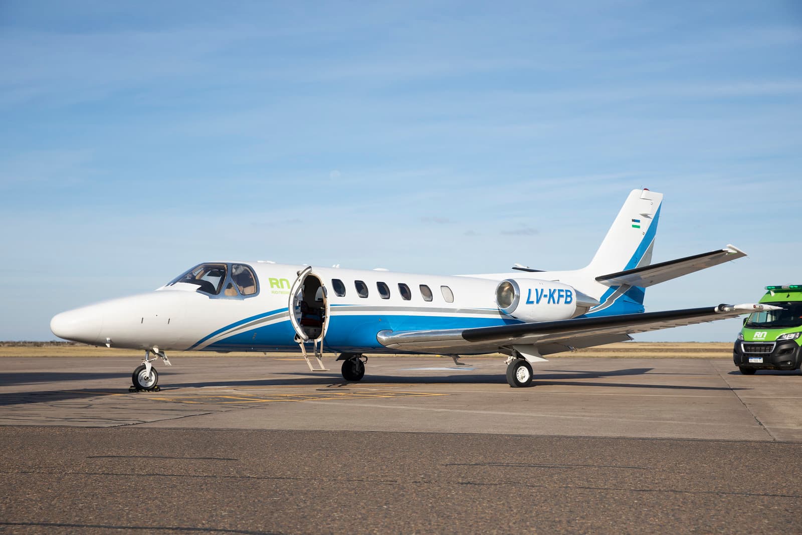 Llegó el avión sanitario fue presentado en el Aeropuerto de Viedma