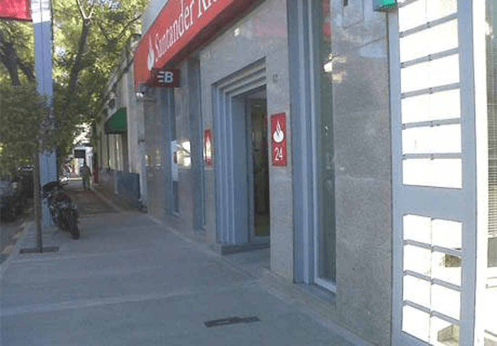 El Banco Santander Río de Viedma deberá devolver el dinero descontado indebidamente a una cliente