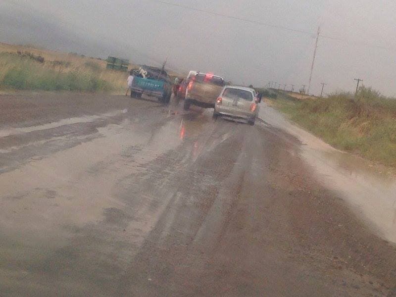 Está cortado el tránsito camino a Bahía San Blas, por el agua acumulada por la lluvias de las últimas horas