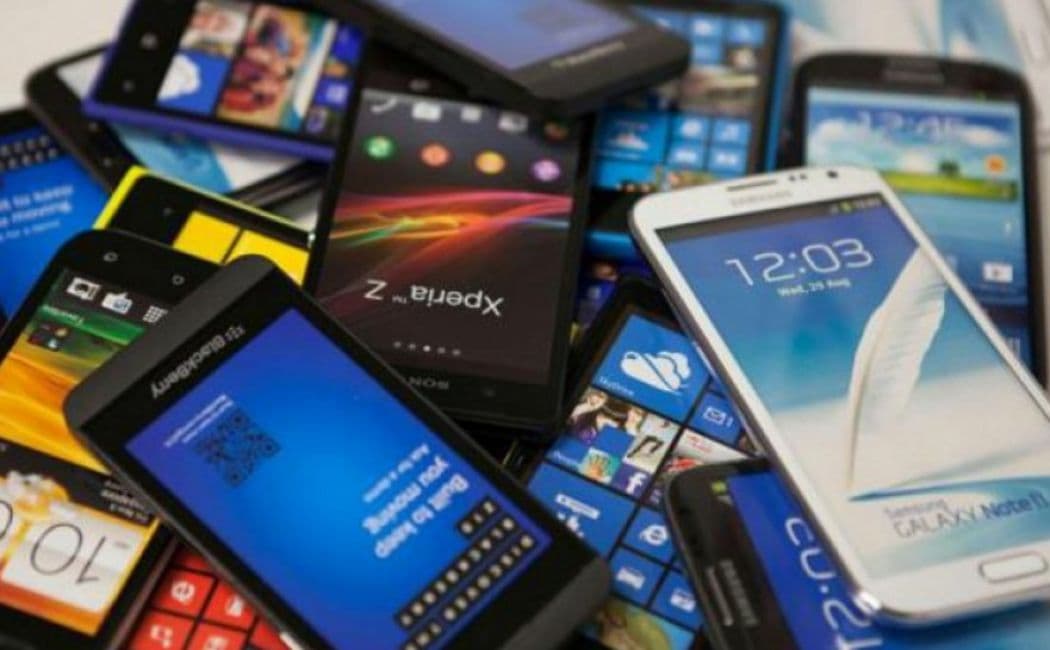 Secuestran más de 200 celulares presuntamente robados en Viedma