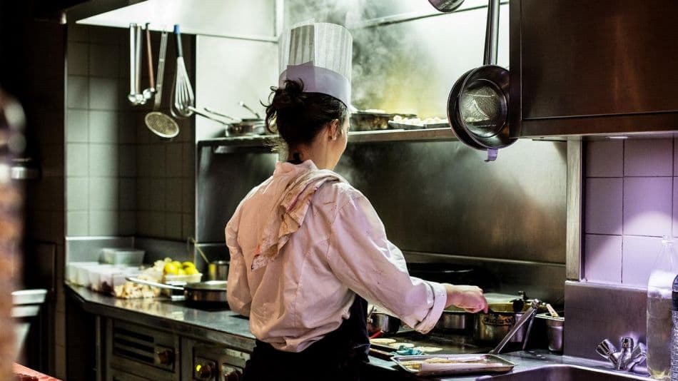 «Andate, no me servís más», le dijo a su cocinera y ahora deberá indemnizarla y pagar una multa