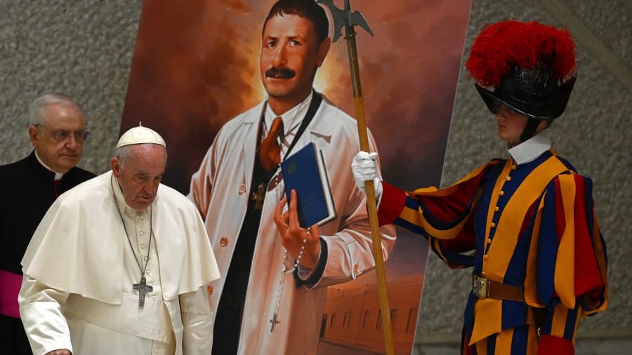 El Papa Francisco proclamó Santo al enfermero Artémides Zatti