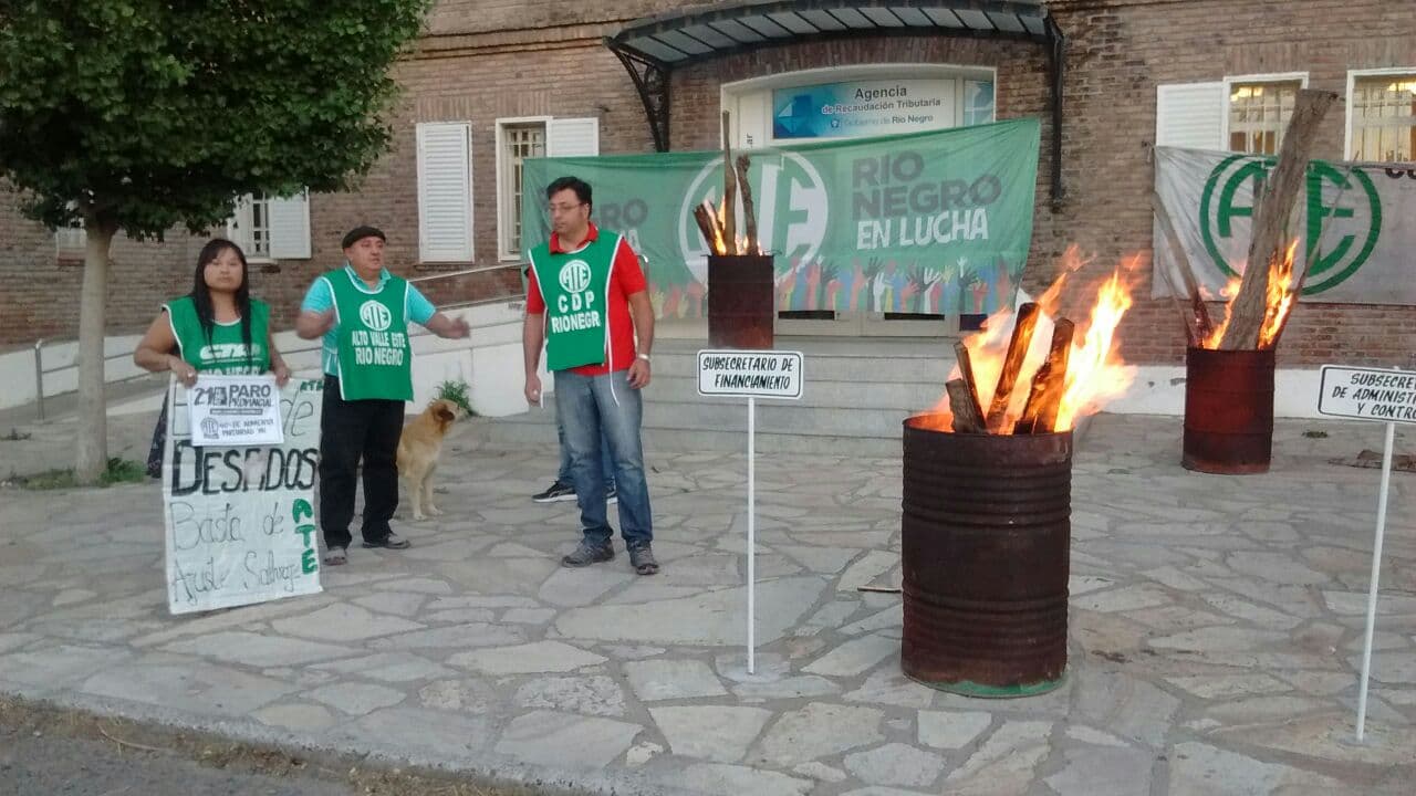 Dentro del paro de ATE, el gremio bloqueó la entrada de la Agencia de Recaudación en Viedma y la provincia