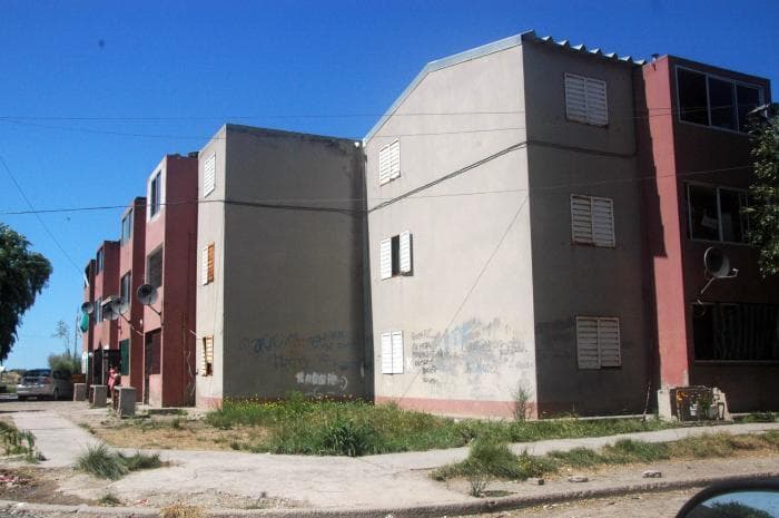 Balearon e intentaron quemar una casa en las 1016 y les prohibieron acercarse al lugar