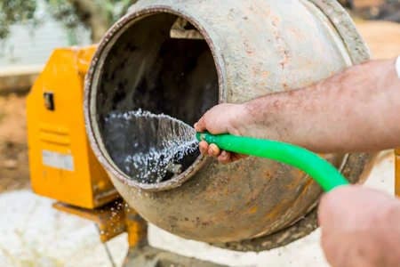 Un albañil perdió uno de sus dedos cuando enjuagaba la máquina mezcladora de cemento y beberán indemnizarlo