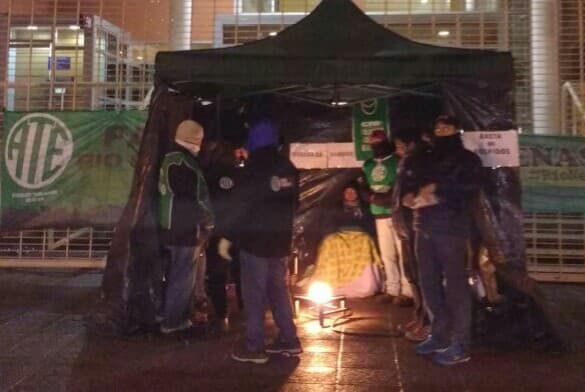 Un hombre se encadenó en las puestas de la justicia en Roca por ser despedido de ese Poder