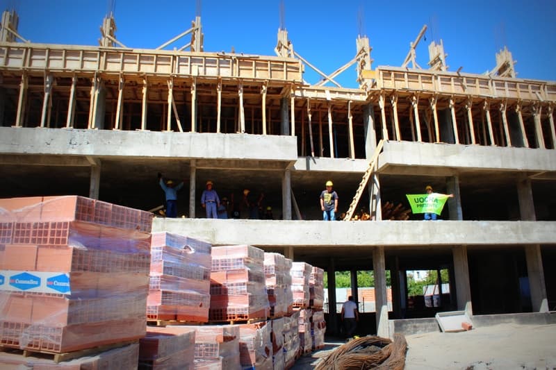 UOCRA espera que les paguen los salarios atrasados sino la obra del edificio Vista Al Río seguirá paralizada