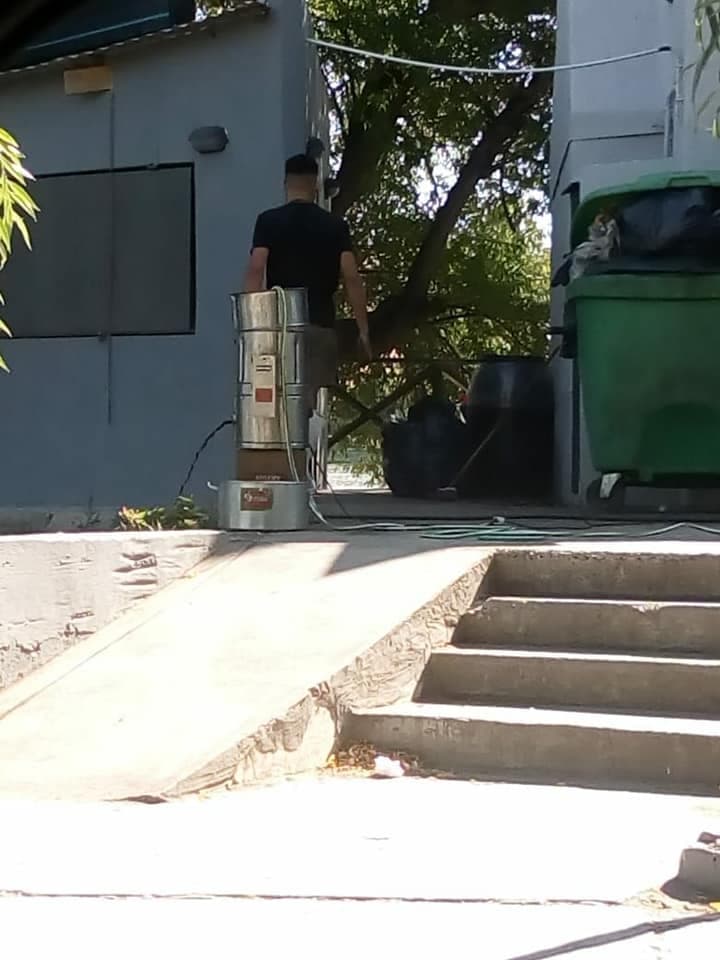 Un establecimiento gastronómico de la costanera viedmense fue denunciado por vecinos por derramar fluidos en el césped