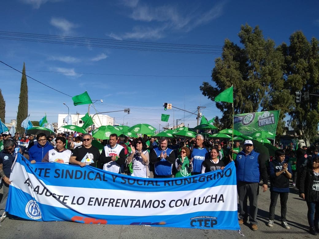 Importante marcha de trabajadores en Viedma exigiendo un cambio en la política económica Nacional