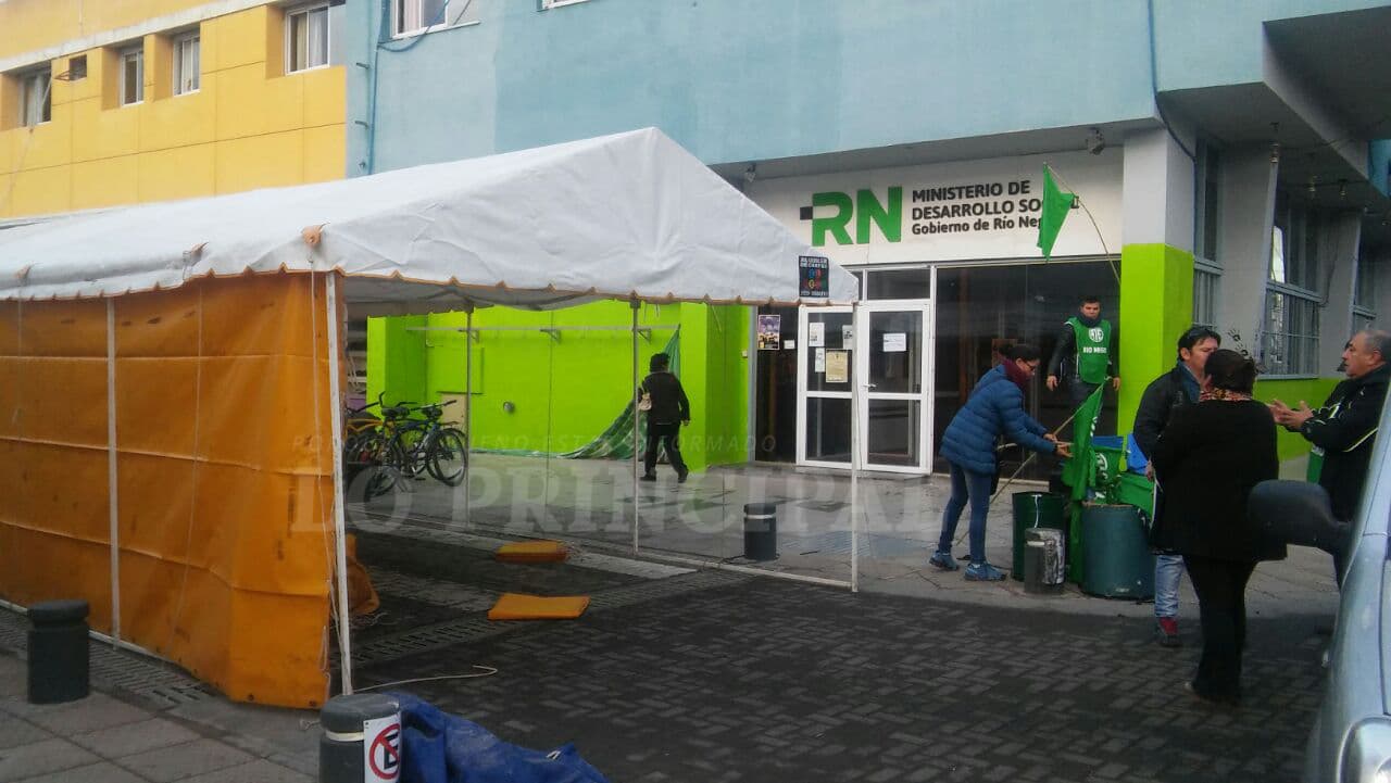 Instalan dos carpas de ATE enfrente del Ministerio de Desarrollo Social