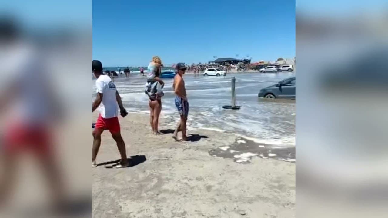 La crecida de la marea dejó a varios autos en el agua