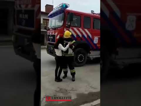 Papá bombero sorprendió a su hija para el cumple de 15 llegando en la autobomba