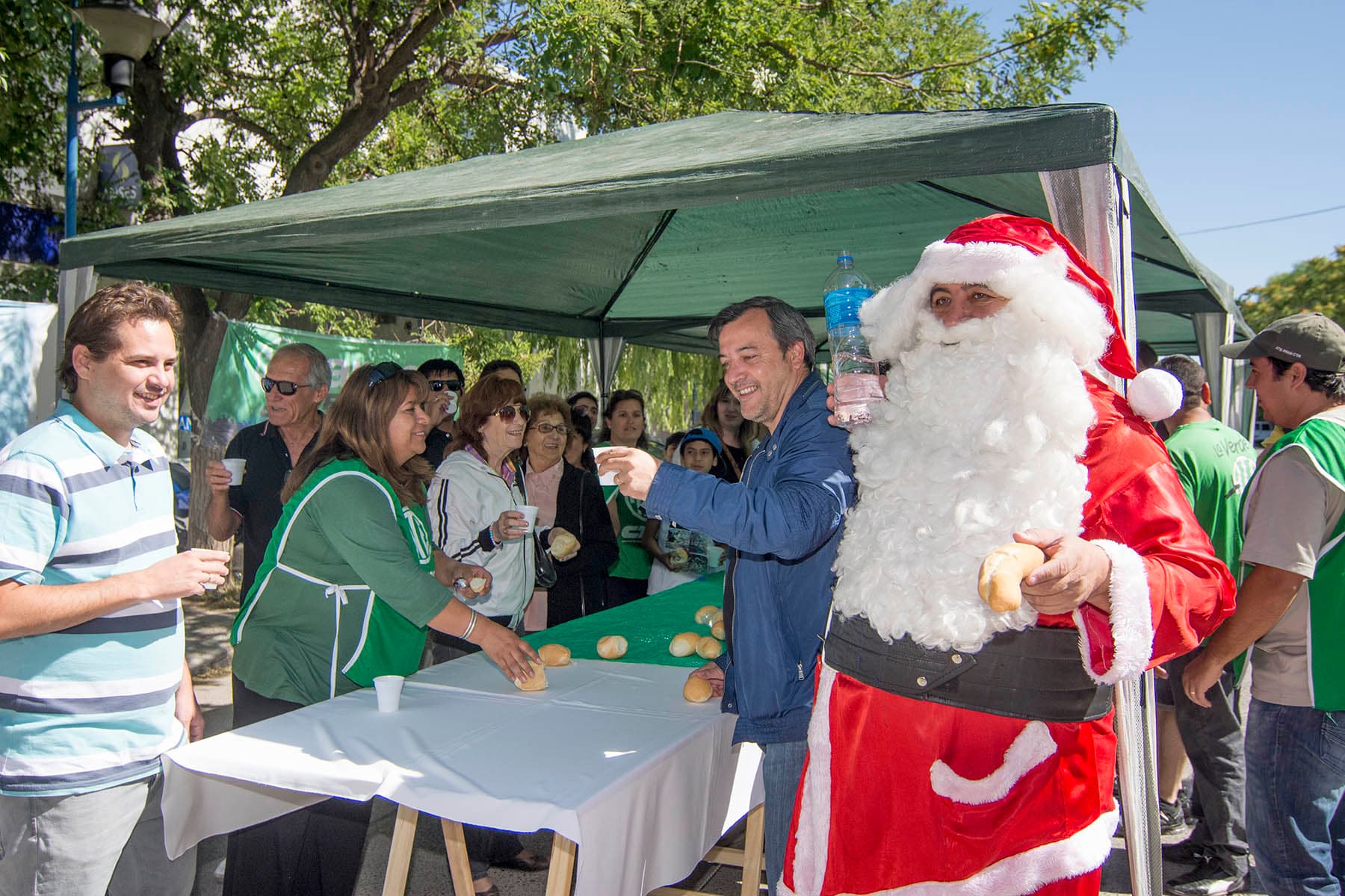 La CTA brindó con pan y agua, «es la penosa realidad que van a atravesar en estas fiestas miles de familias»