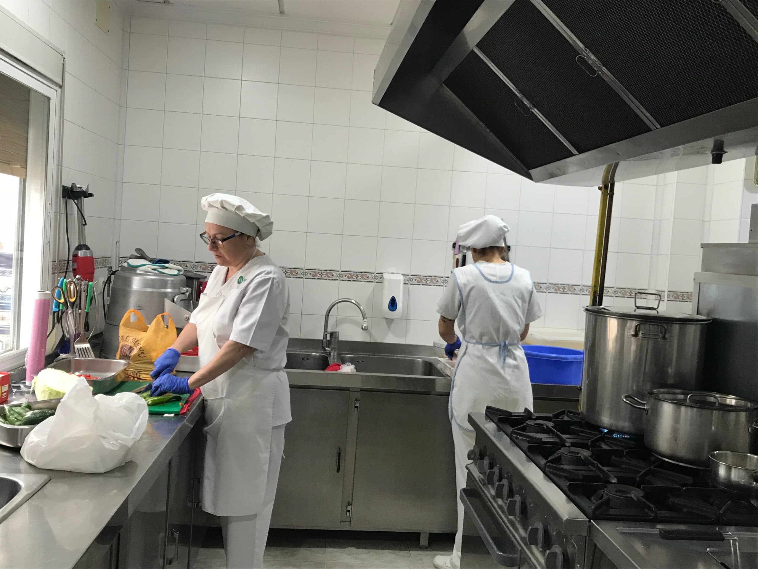 Cocinera se golpeó la cabeza trabajando y la aseguradora deberá indemnizarla