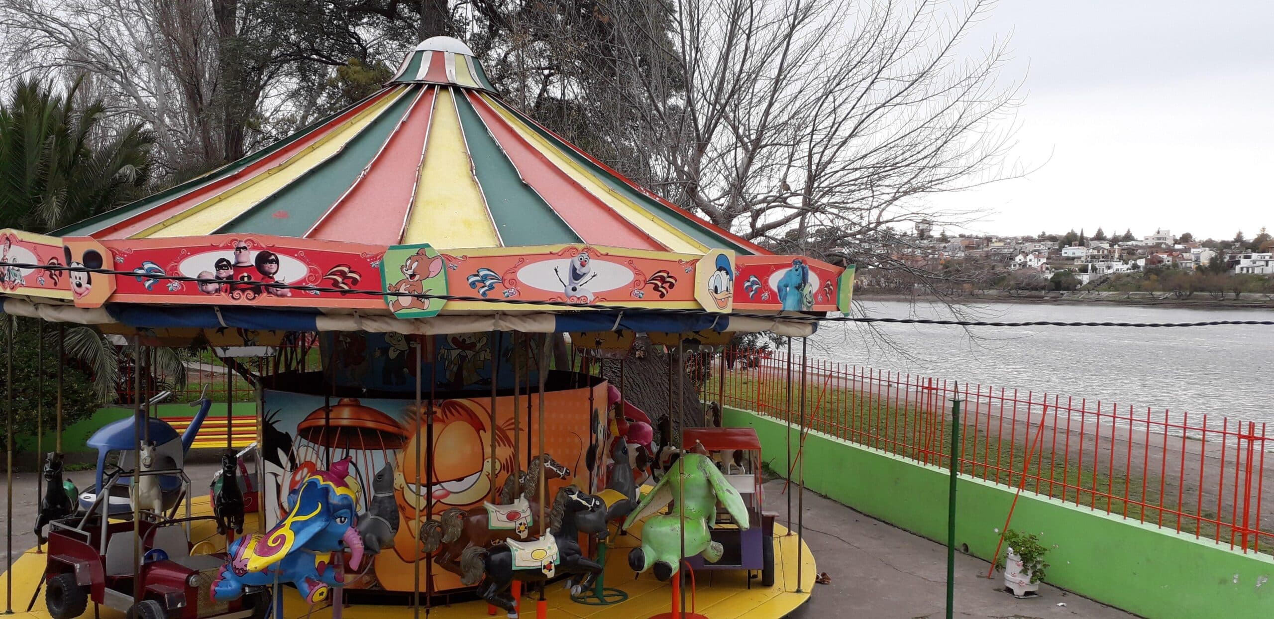 Molinari propone denominar “Calesitero Don Giménez”, al parque de la costanera donde se encuentra la histórica calesita
