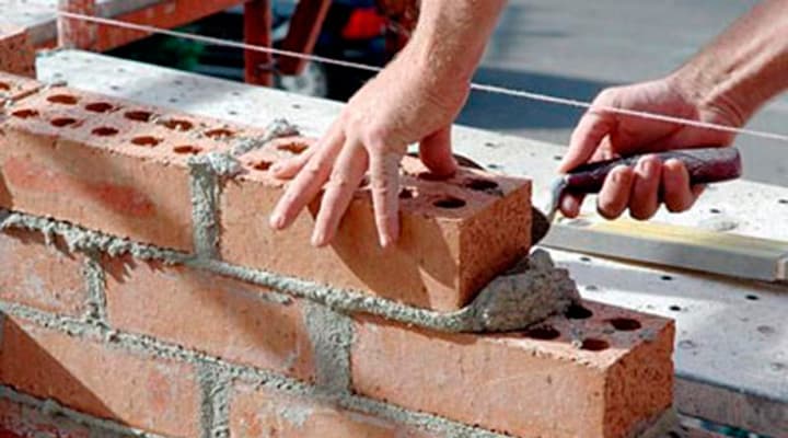 Un albañil trabajaba sin elementos de seguridad y se lesionó la columna, será indemnizado