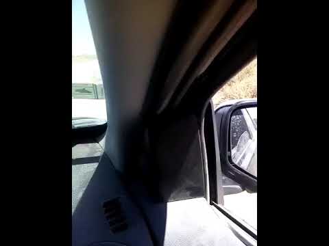Filman a un conductor de un Motorhomes tirando los desechos camino Punta Perdices