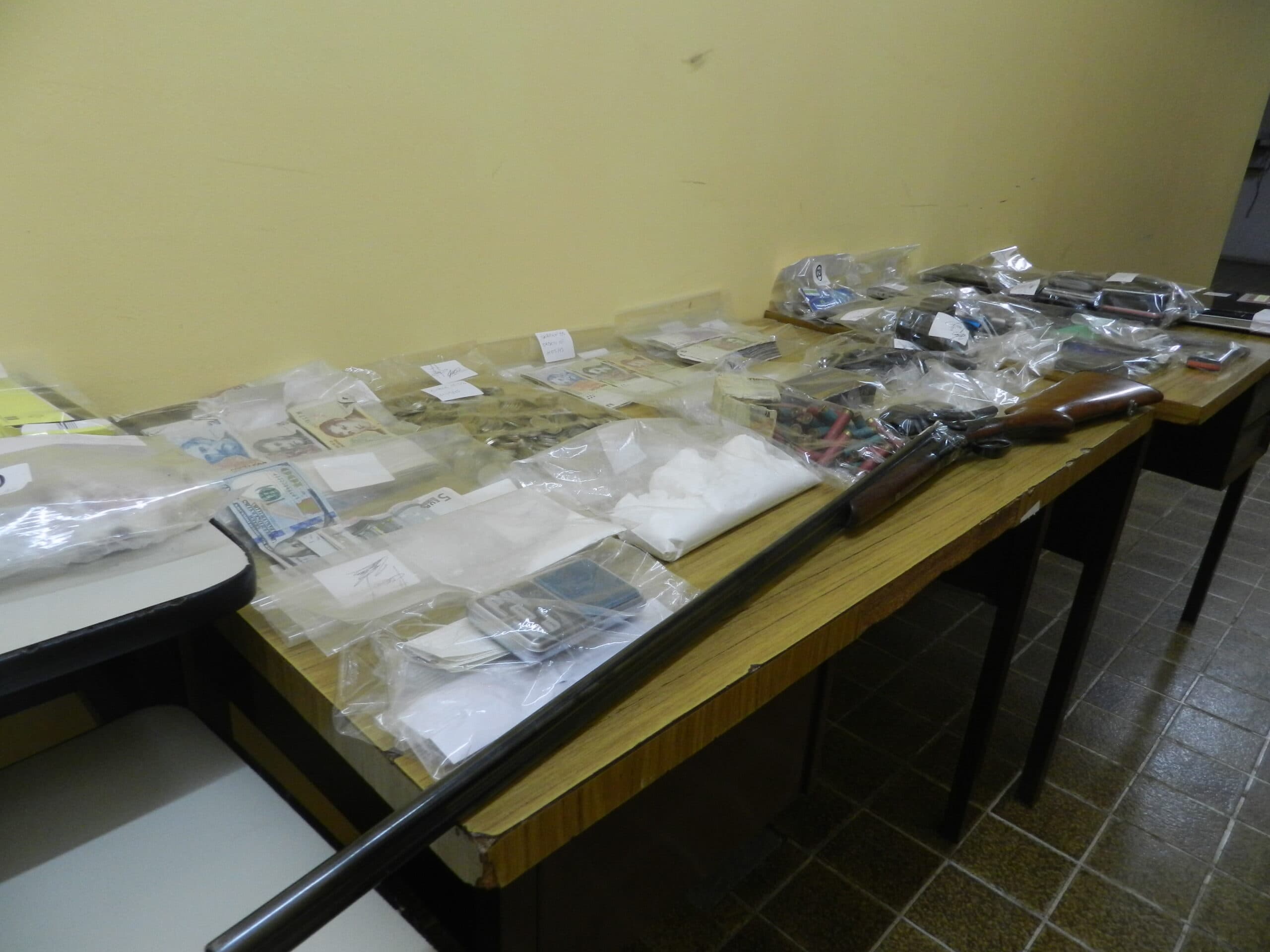 Medio kilo de cocaína, 40 celulares, tres armas de fuego y una persona detenida por la policía de Toxicomanía de Viedma