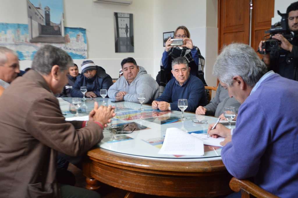 Zara firmó el contrato de obra de las 53 viviendas