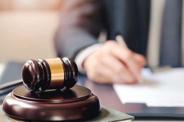 Realizó una demanda por un despido injustificado y falleció en el proceso, indemnizarán a sus herederos *