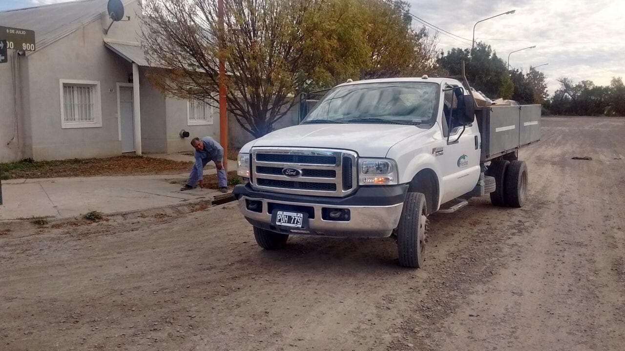 Limpian bocas de tormentas y solicitan a vecinos despejar de escombros y basura las veredas