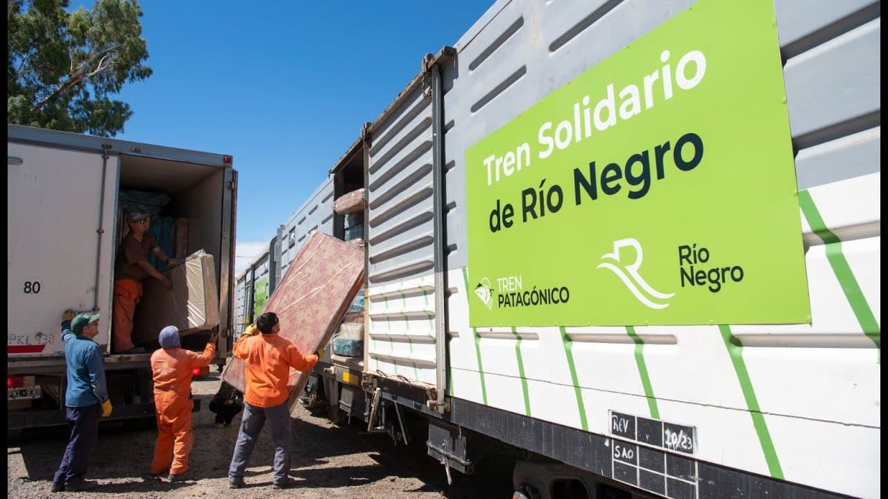 El Tren Solidario inició el viaje con donaciones para los afectados por los incendios en El Bolsón