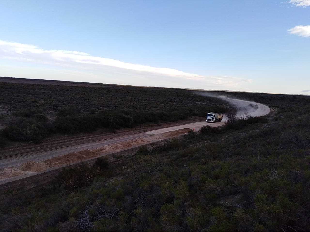 En el Camino de la Costa entre Caleta de los Loros y Pozo Salado realizan tares de mantenimiento para mejorar la circulación vehicular