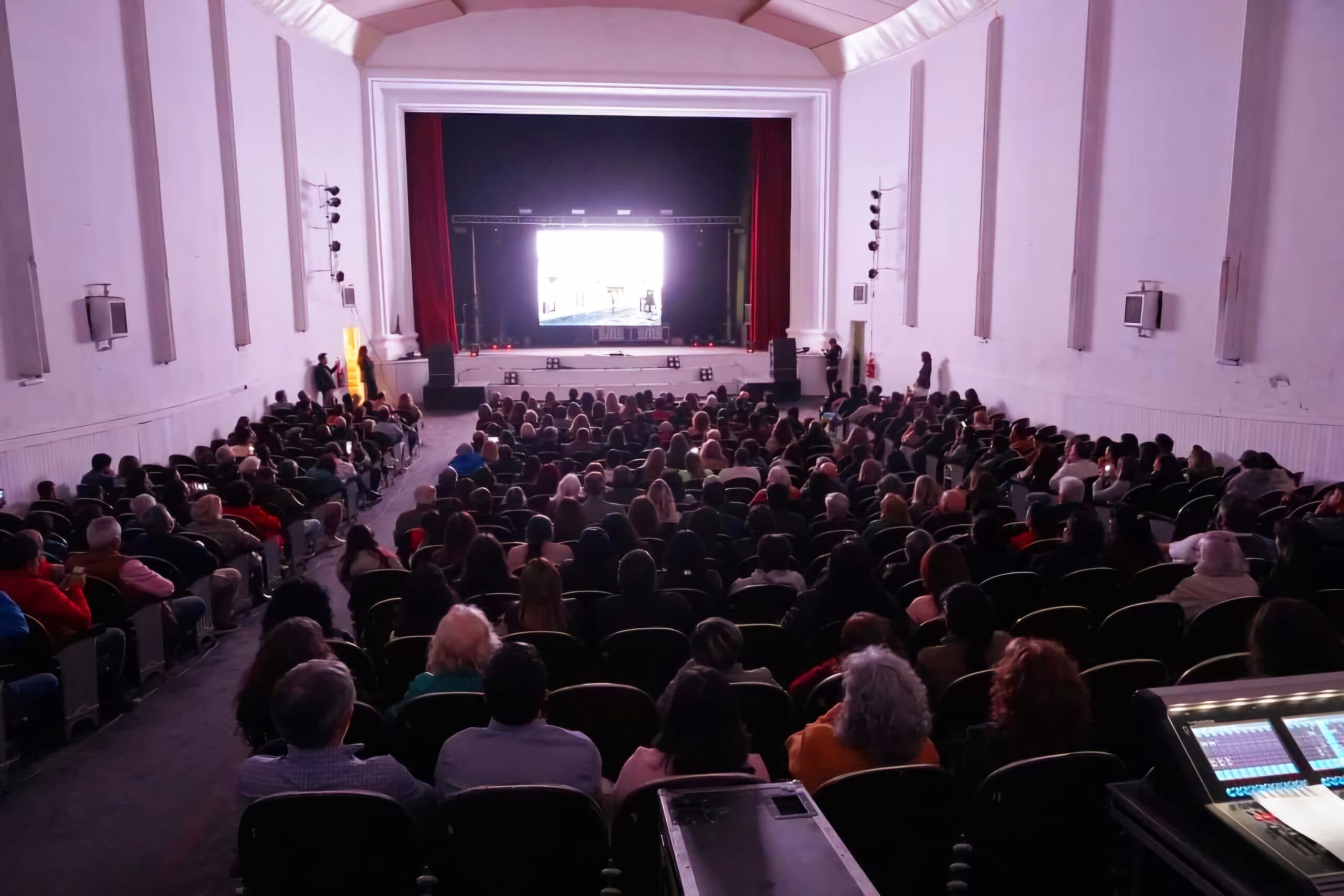 Con un documental se inició la Fiesta de reinaguración del Teatro San Martín de Viedma