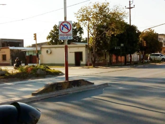 Embistió a un motociclista por girar en “U” y deberá compensar económicamente