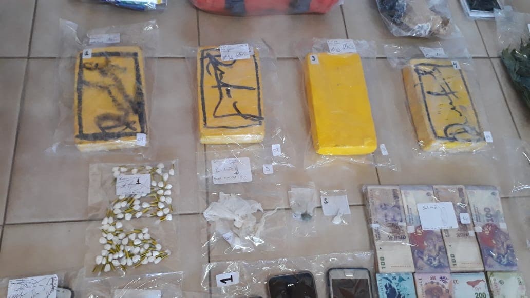 Más de 4 kg de cocaína, armas y cinco detenidos