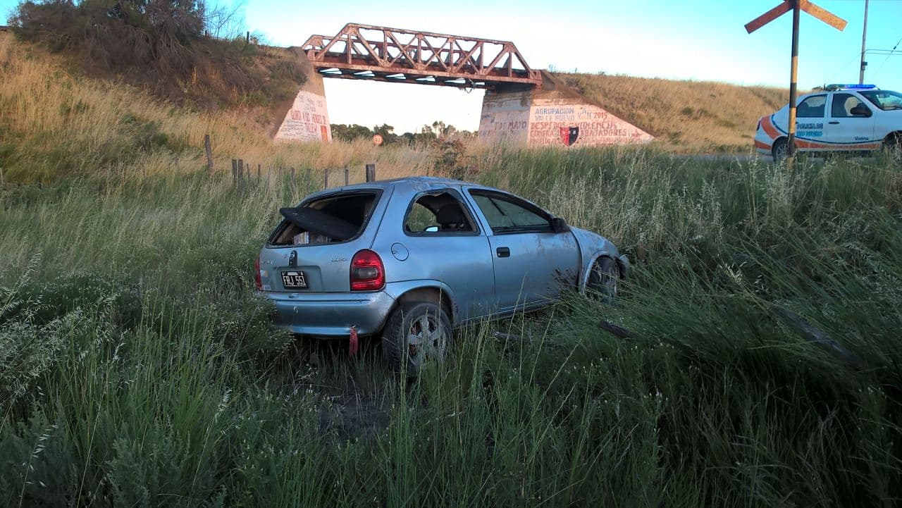 Volcó el auto cuando volvía de El Cóndor, hubo lesionados