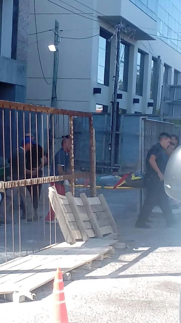 Quedó colgado cuando estaba colocando los vidrios en el octavo piso del nuevo edificio de la Legislatura