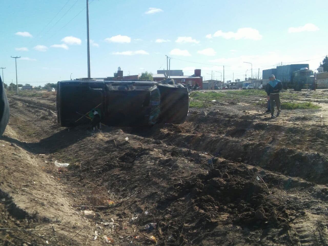 Evitó atropellar a un niño y volcó su camioneta