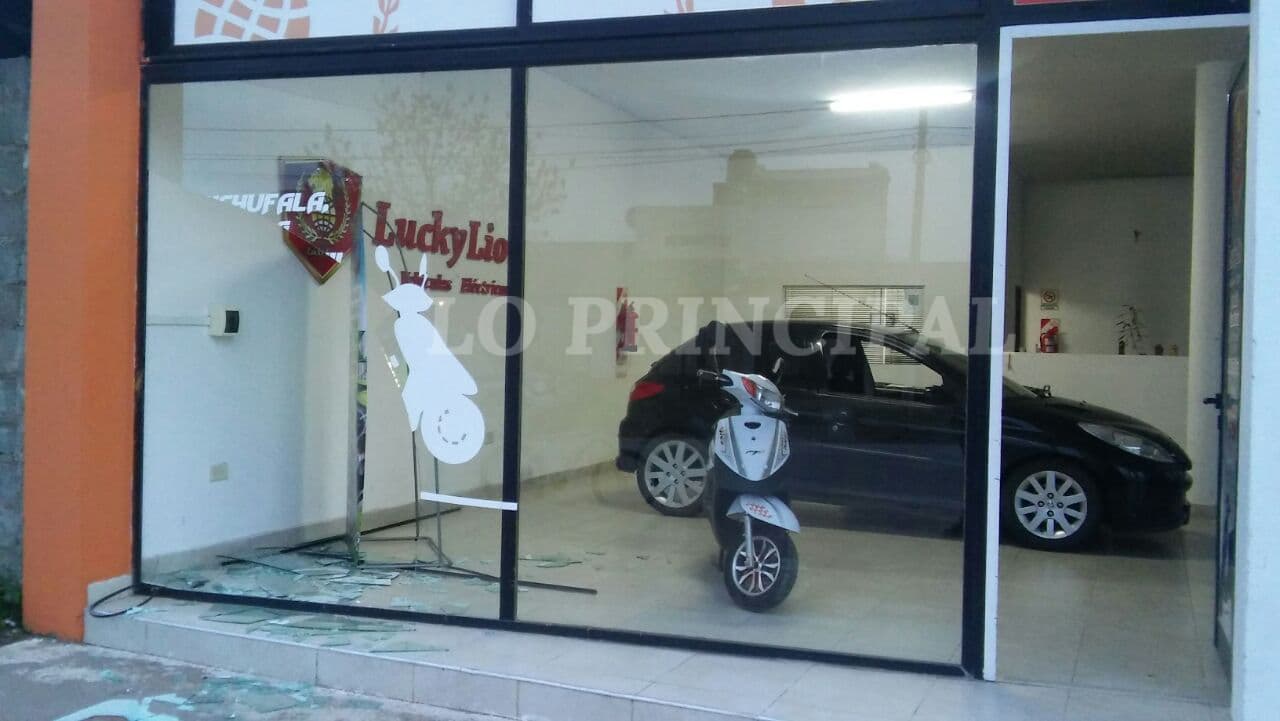 Roban una moto en una concesionaria de vehículos eléctricos, una persona fue detenida