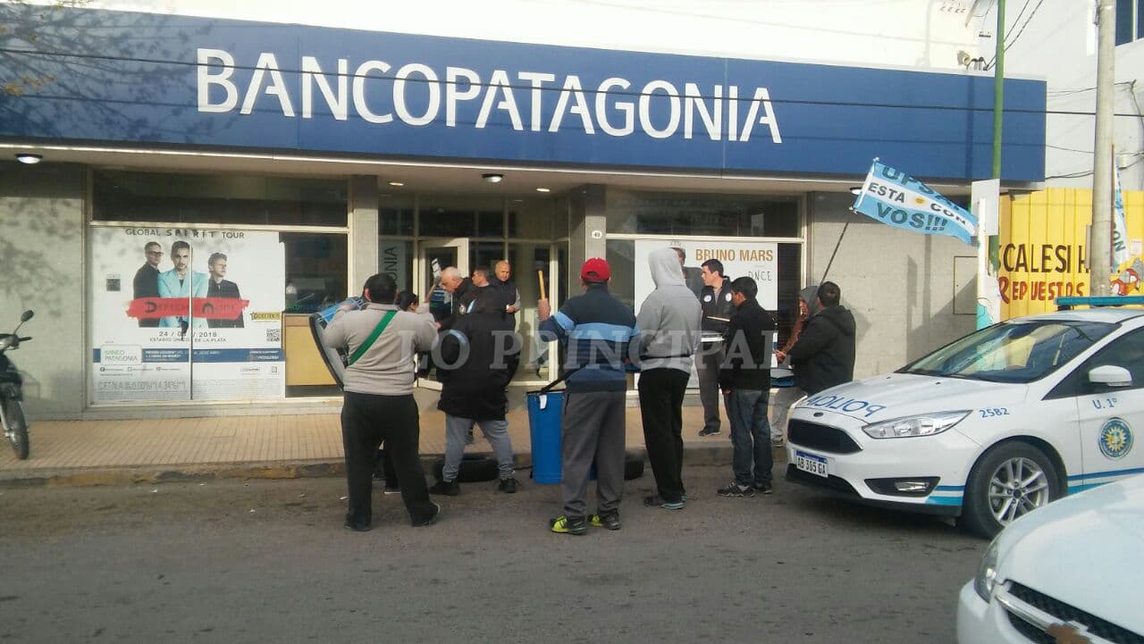 Trabajadores de seguridad privada se manifiestan en Viedma