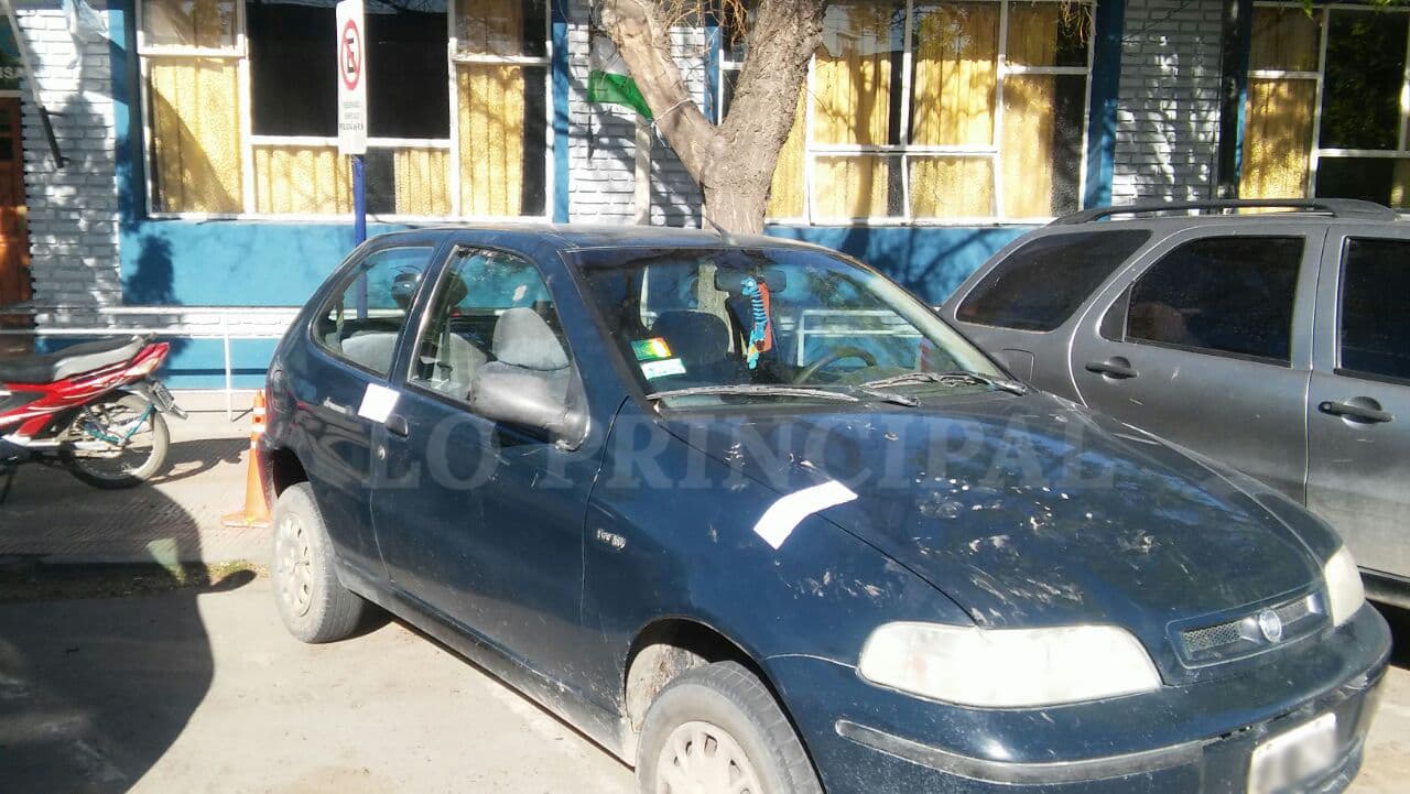Secuestran un auto y detienen a tres sujetos por robar una caja registradora