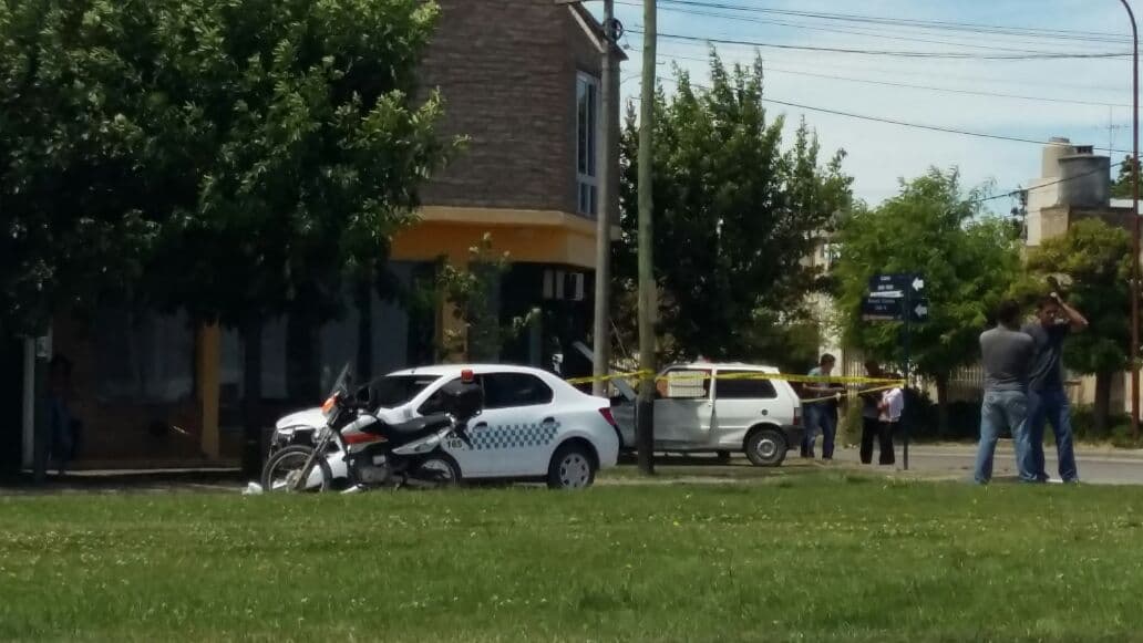 Un auto ingresó a un local del boulevard Contín tras protagonizar un fuerte choque