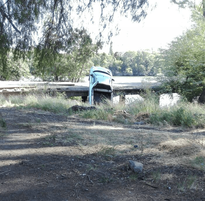 Una camioneta casi termina en el río Negro