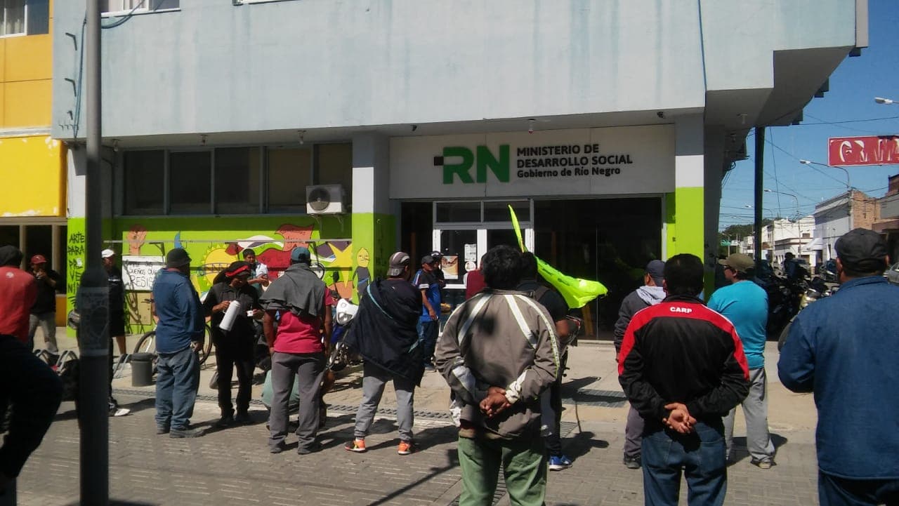 UOCRA reclama frente a los ministerios de Obras Públicas y Desarrollo Social de la provincia