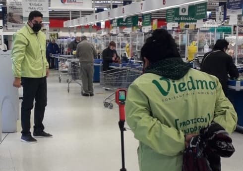El municipio Viedma trabaja en la detección de estados febriles en sitios de tránsito público