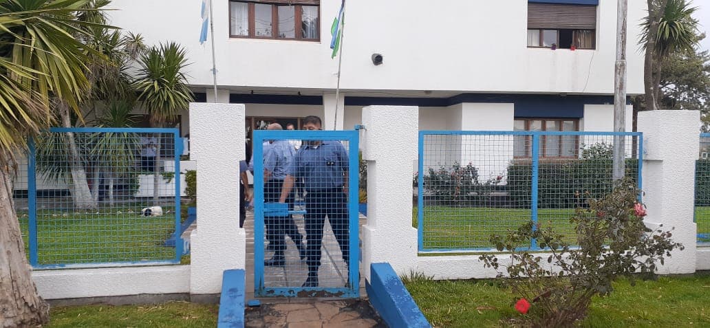 Quedó internado por ahora en Salud Mental el Subcomisaría que amenazó con su arma al Jefe