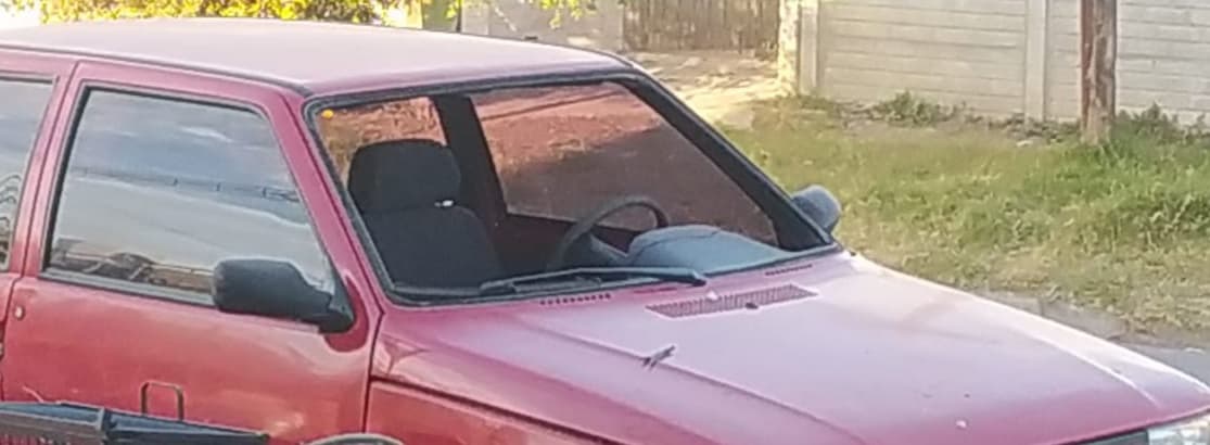 Dejó el auto estacionado afuera del trabajo y le robaron el parabrisas en plena luz del día