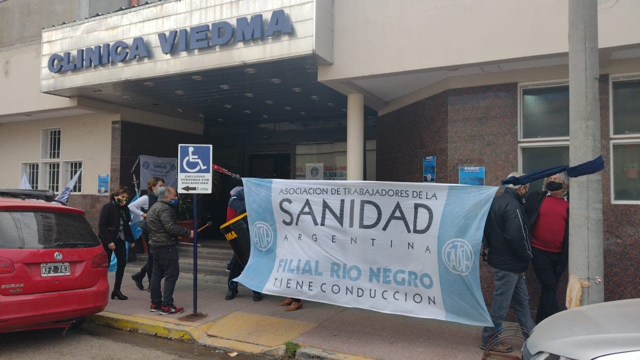 Protesta de trabajadores de la Sanidad frente a la Clínica Viedma